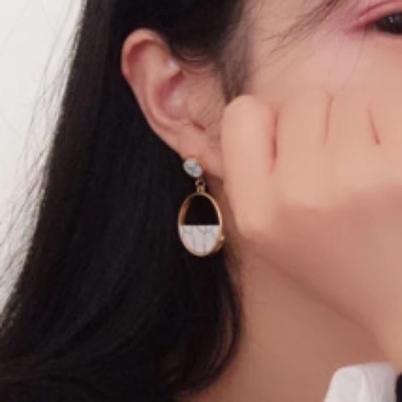 NWOT gold/white marble geometric circle earrings - Picture 6 of 7